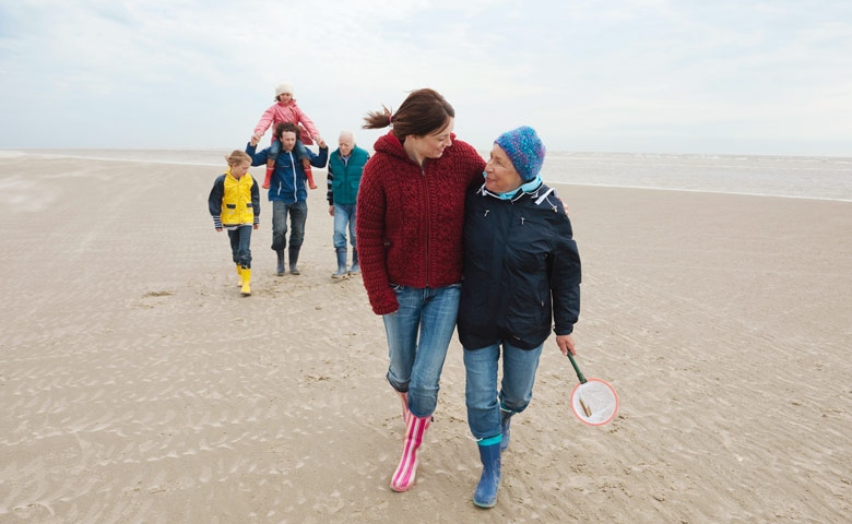 Personer som går på stranden