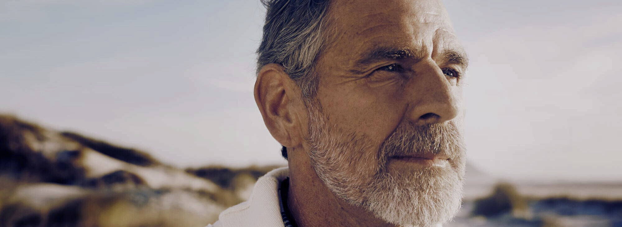 Man med kort grått skäggstubb